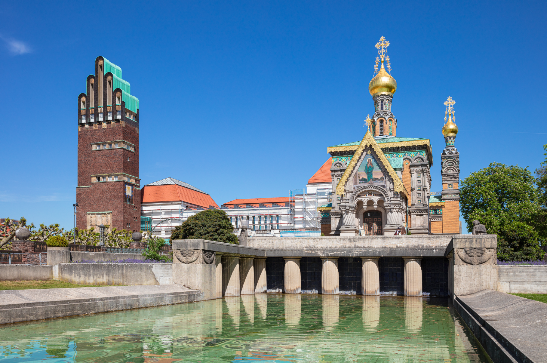 Die Mathildenhöhe mit Hochzeitsturm und Jugendstil-Häusern