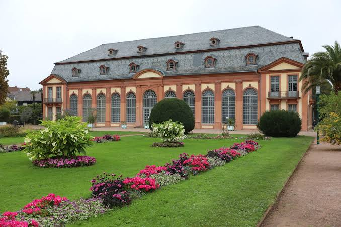 Der barock angelegte Orangeriegarten in Darmstadt