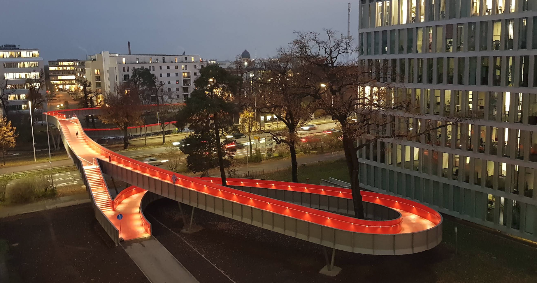 Die abends rot beleuchtete Radbrücke in Darmstadt